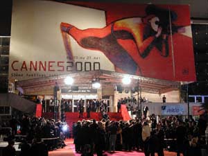 davanti al palazzo del cinema